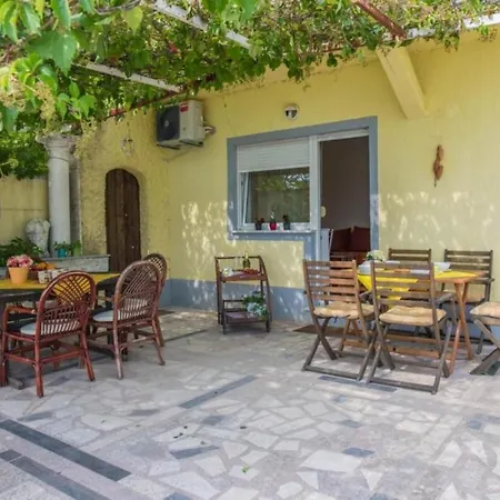 In With Sea View, Terrace, Air Conditioning, Wi-fi Цриквеница